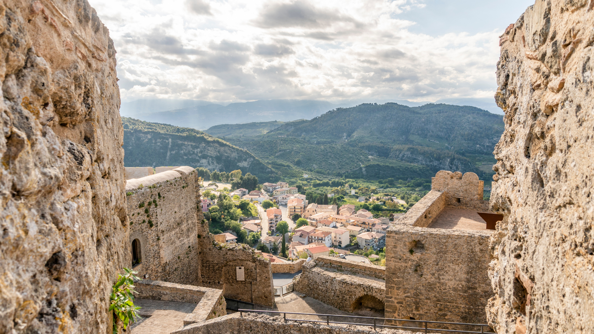 Santa Severina, balcone di pietra sulla Calabria: un borgo da vivere lentamente